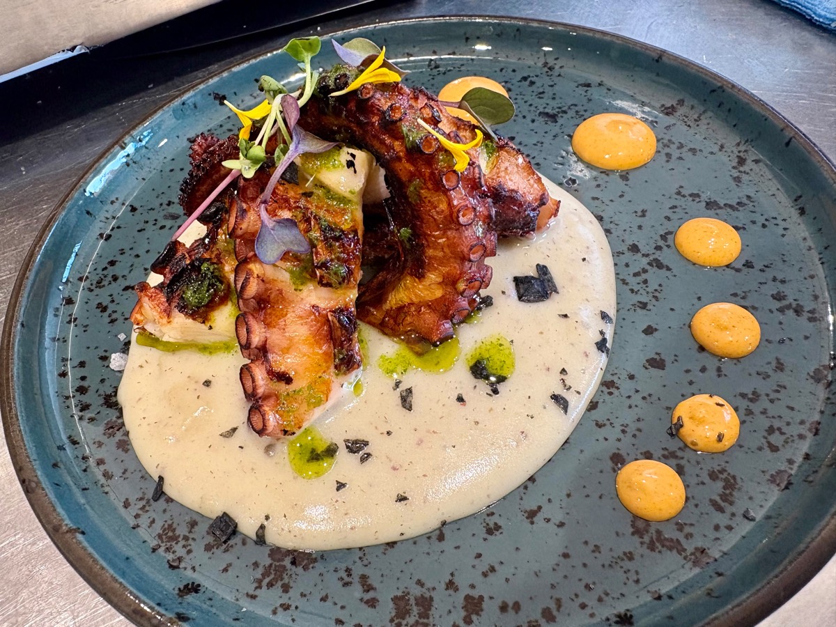 Pata de pulpo servida en Majumi