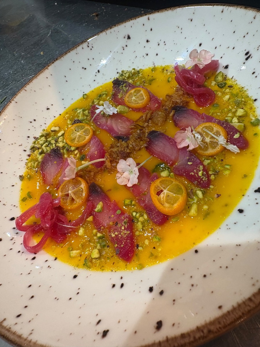 Tiradito de atún servido en Majumi
